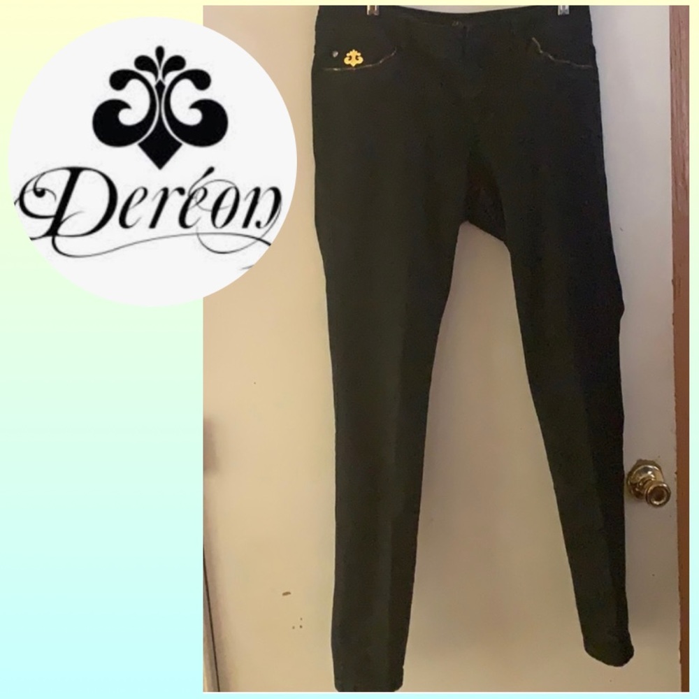 Dereon Black Jeans with zipper details! 🦋